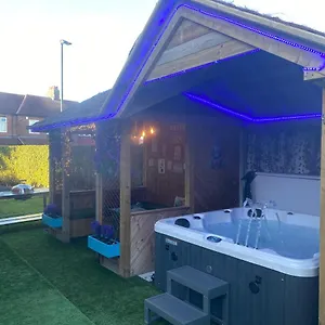 Beautifully Presented 6 Bed 5 & A Half Bath House Holiday home