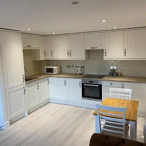 Newly Refurbished Entire - South Gosforth, Apartment