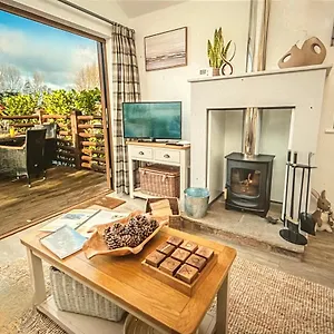 https://chestnut-lodge-with-hot-tub-log-burner-close-to-the-sea.yorkshirehotels.net